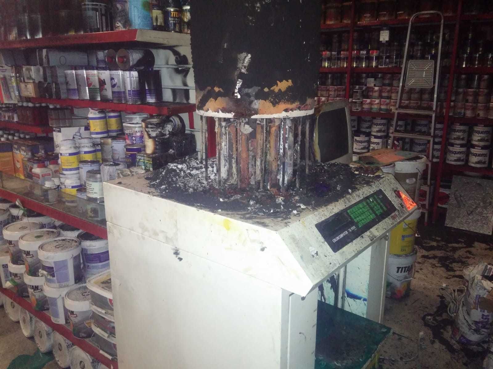 Daños ocasionados por el incendio en la droguería.