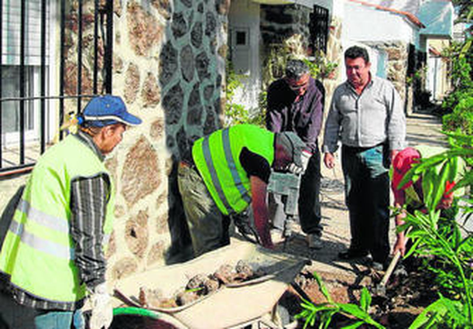 El edil, Miguel Pérez, supervisa los trabajos del PFEA.