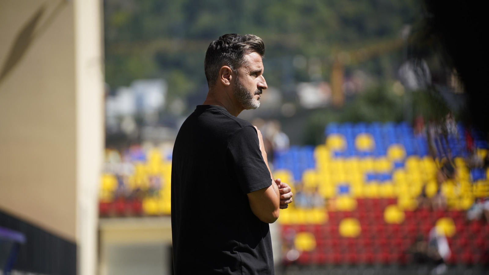 Iván Ania sigue un lance del juego del encuentro en Andorra.