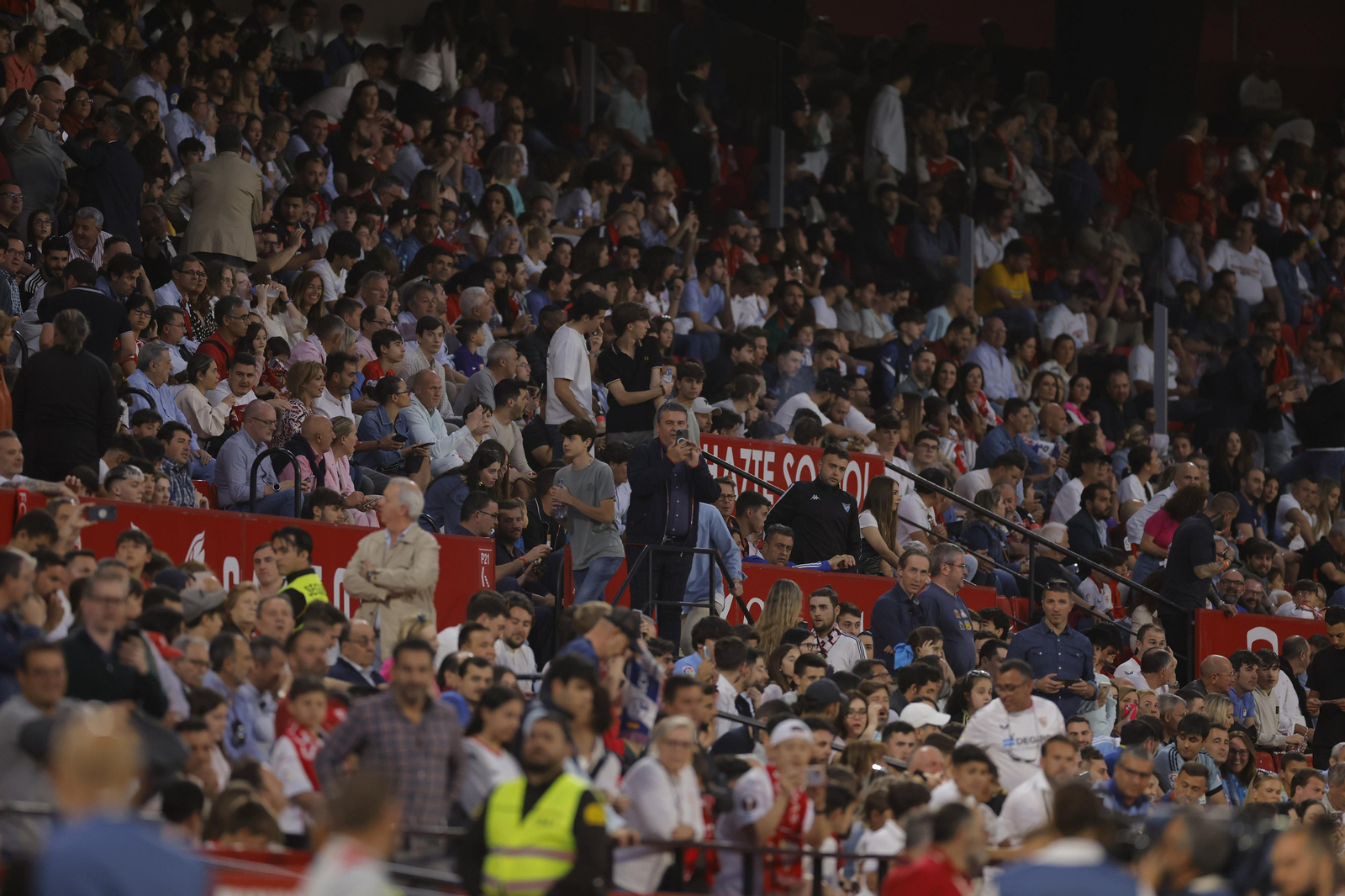 Búscate en las fotos del Sevilla-Celta