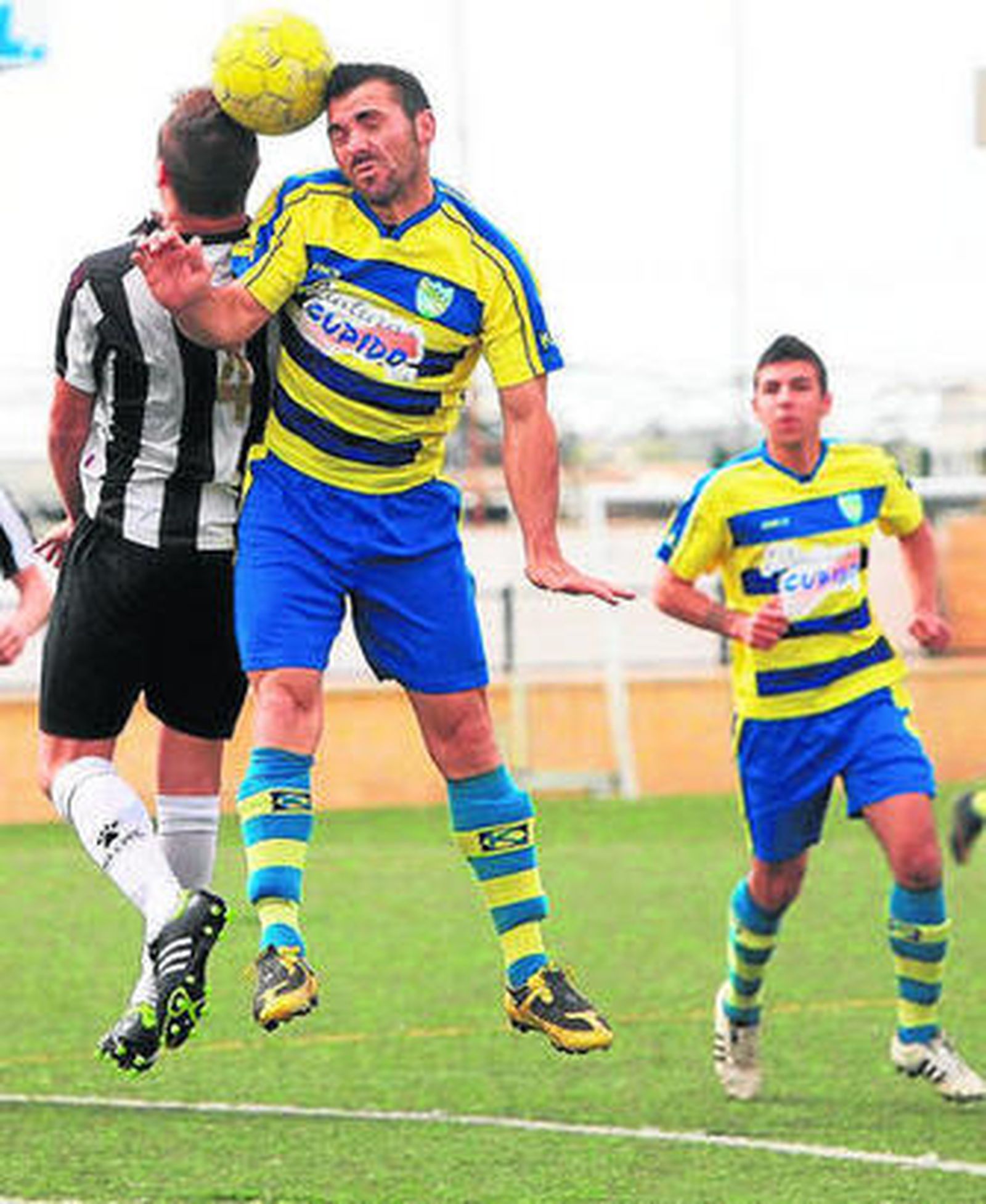 Sergio Lata salta con un rival, ayer en Nueva Jarilla.