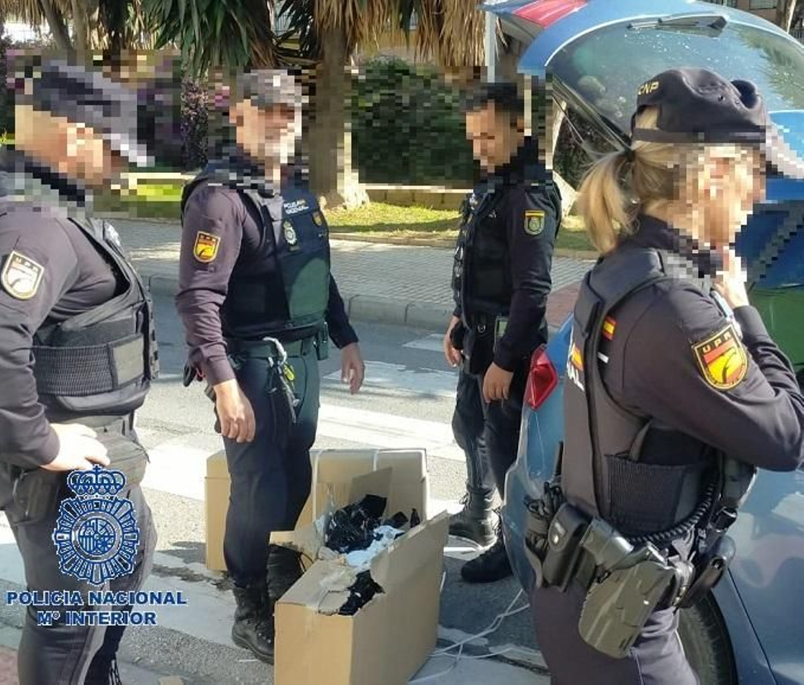 Agentes de la Policía Nacional inspeccionan el vehículo del detenido.