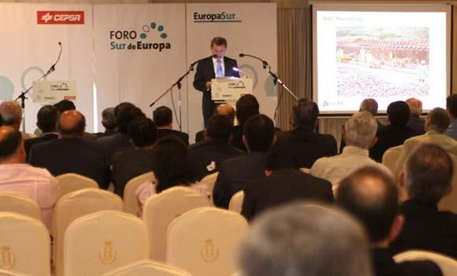 Antonio González Marín, durante su intervención en la conferencia previa al coloquio.

Foto: Vanessa Perez