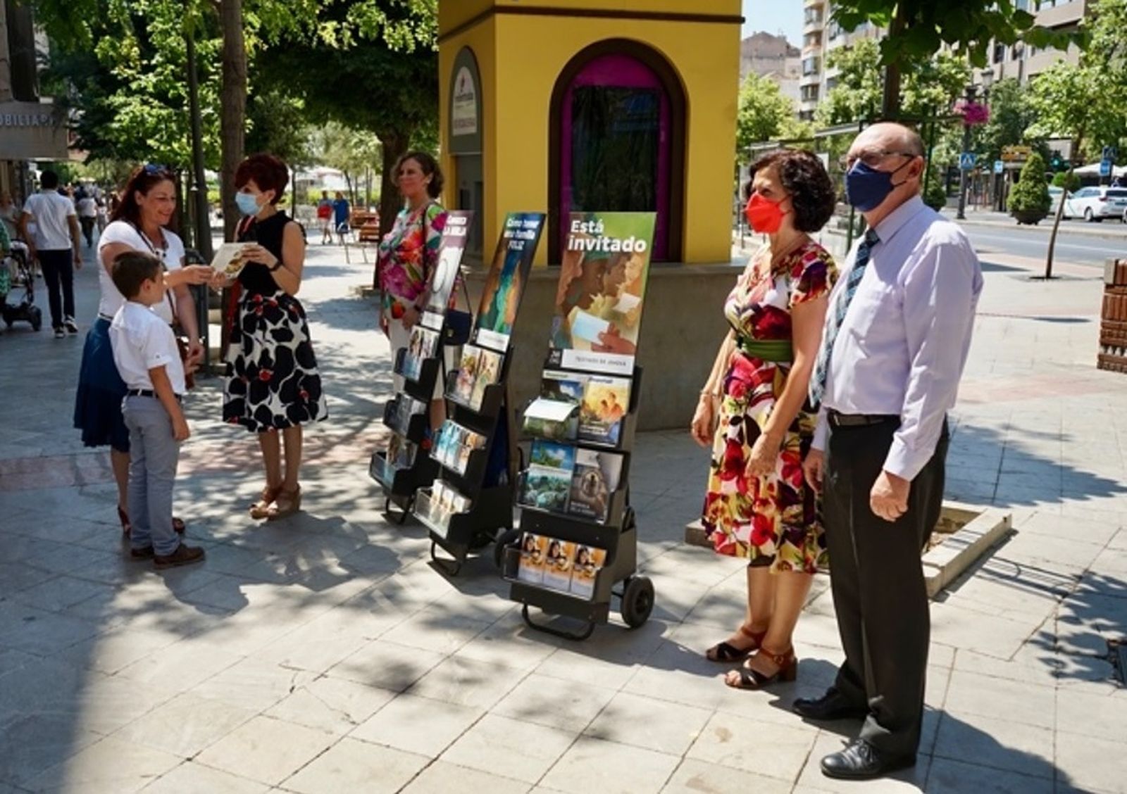 Los Testigos de Jehová vuelven a ser parte del "mobiliario urbano" de Granada tras la pandemia