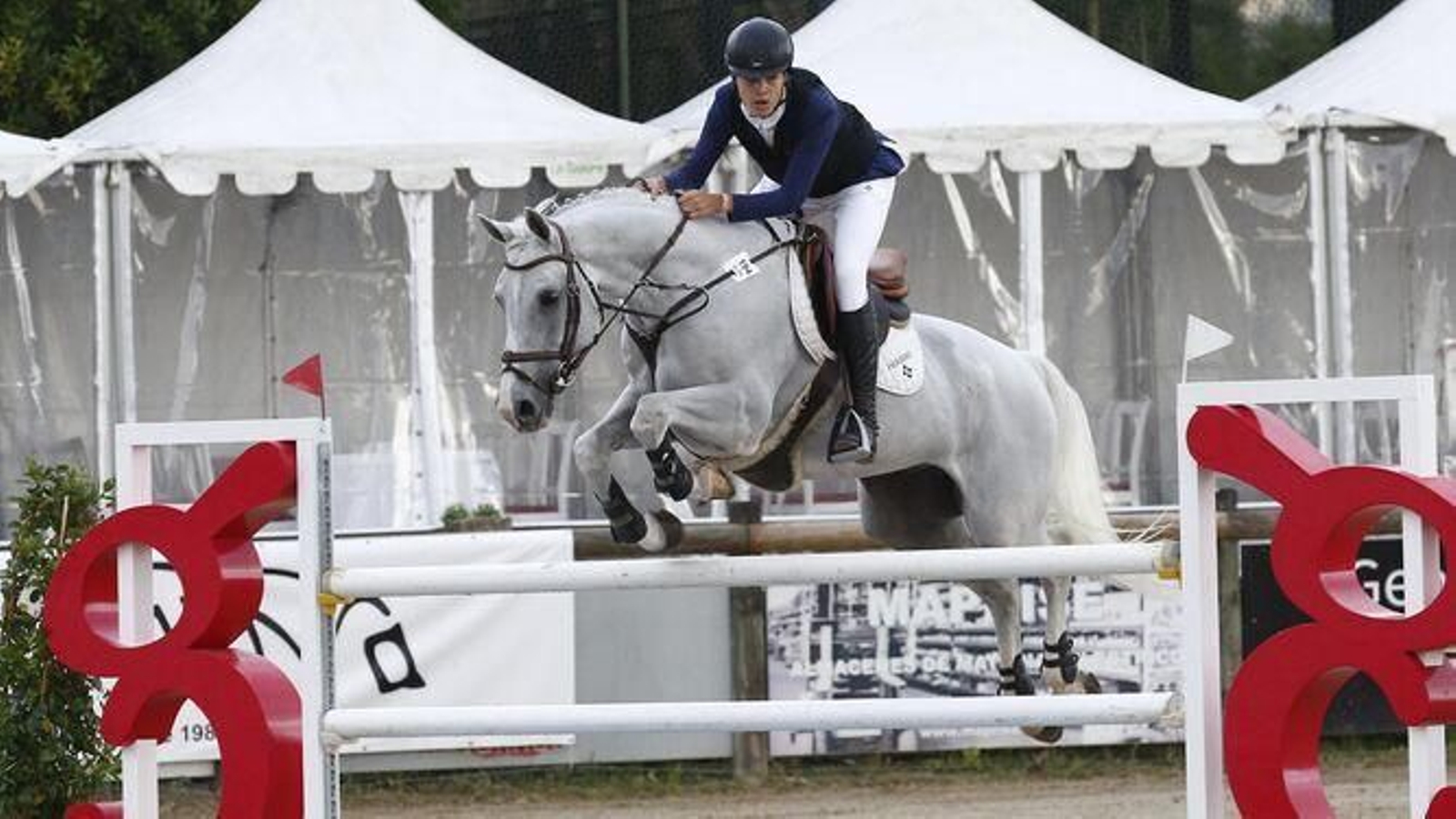 Jaime Astolfi salta uno de los obstáculos en un concurso.