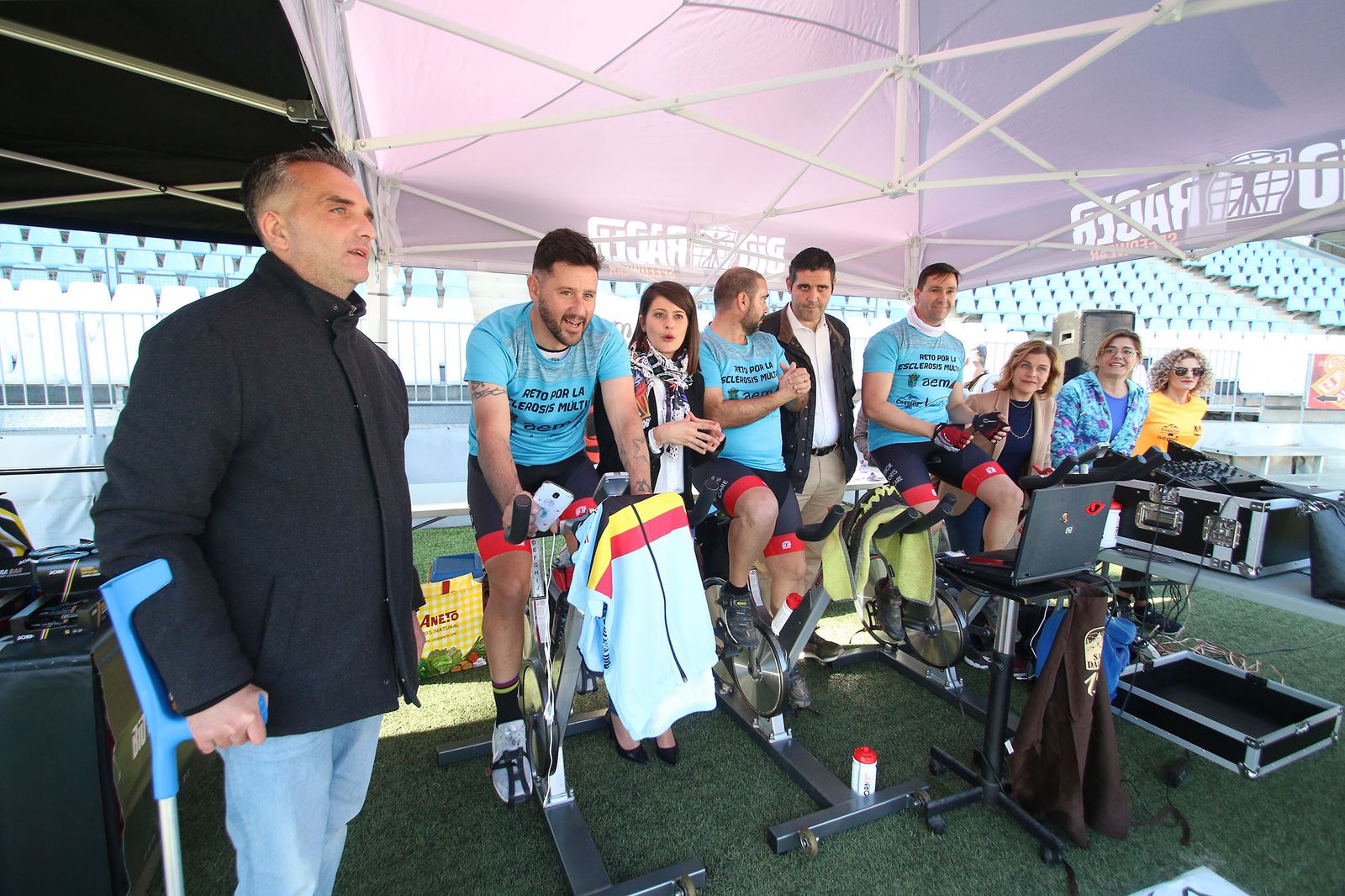 Treinta horas en bicicleta a favor de la Asociación de Esclerosis Múltiple de Almería.