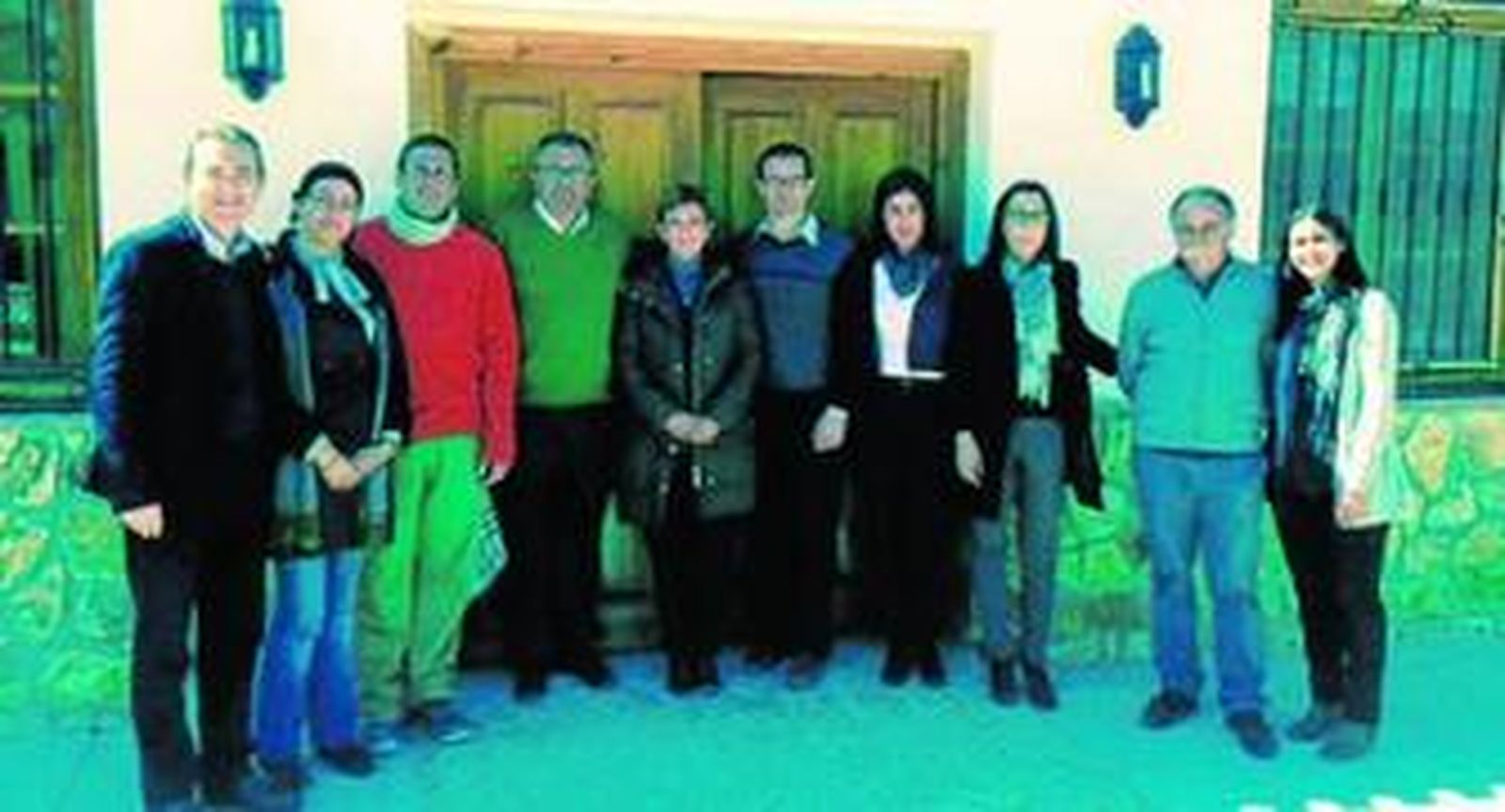 Consuelo Rumí y Juan Carlos Pérez Navas junto a Luis López, Juan Miguel Tortosa y trabajadores del centro.