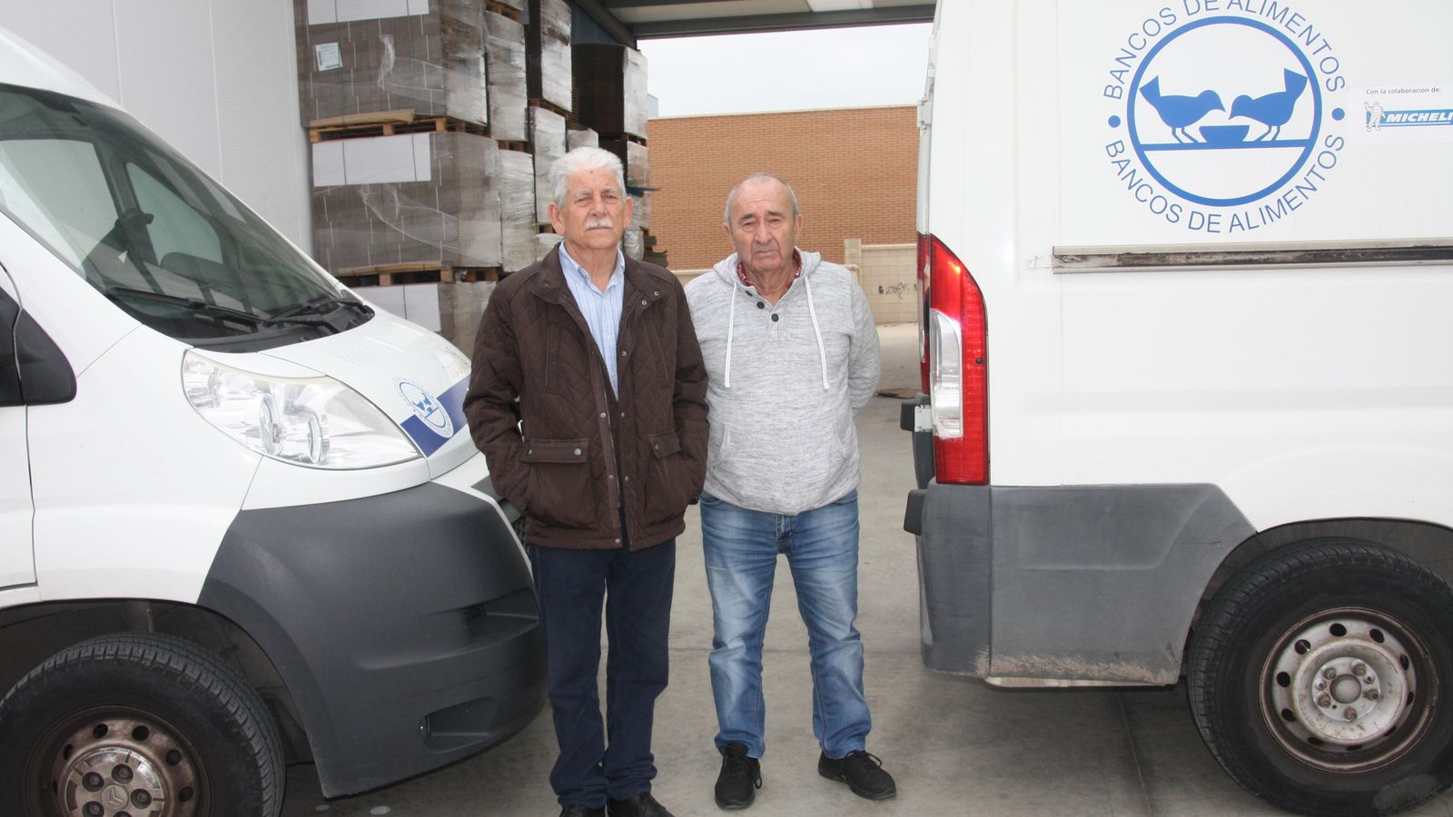 Luis Medina y Miguel Nieto, junto a los dos vehículos donados al Banco de Alimentos.