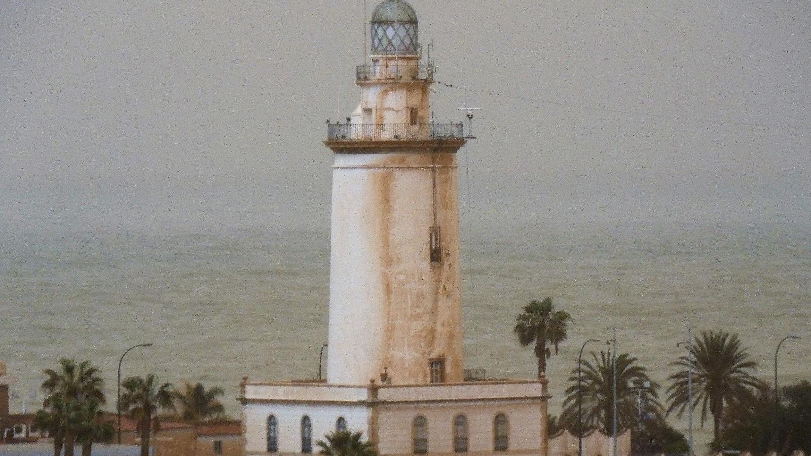 Zona de la Farola cubierta de naranja