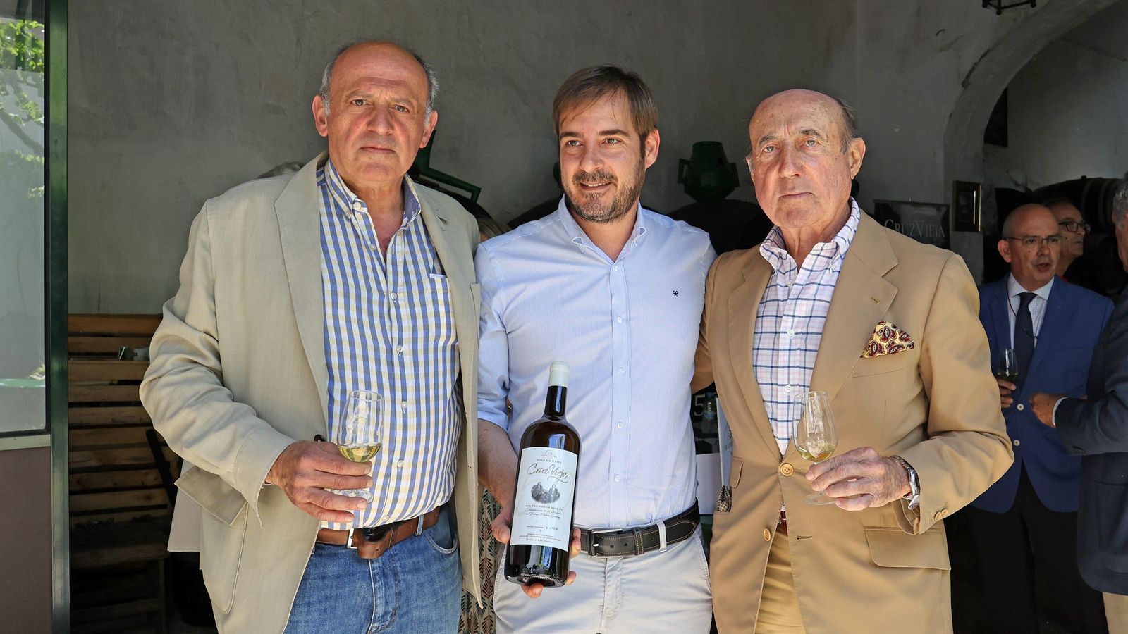 Jaime González y Beltrán Domecq junto a Javier Muñoz, el 'chef del sherry' que elaborará un menú maridado con los vinos de Cruz Vieja para su degustación en La Carboná.