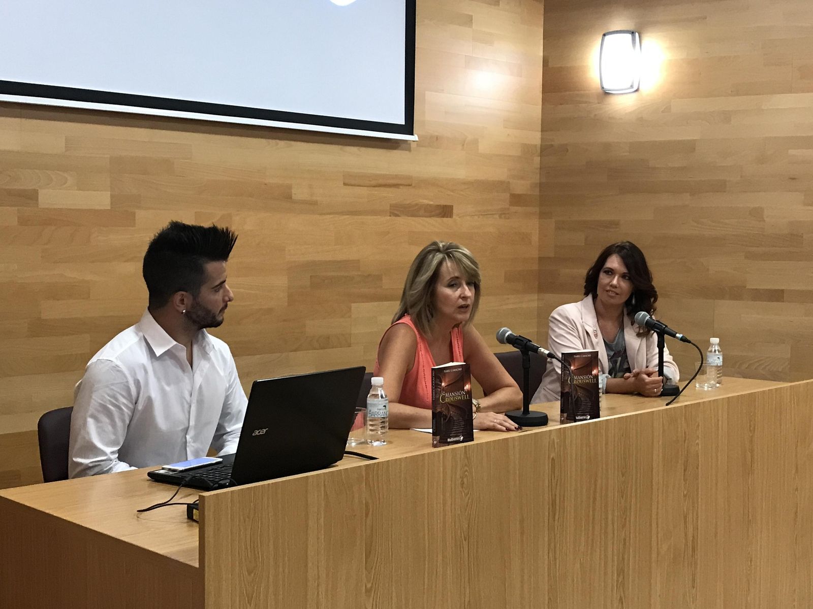 Pilar Pintor e Isabel Camacho, en la presentación del libro.