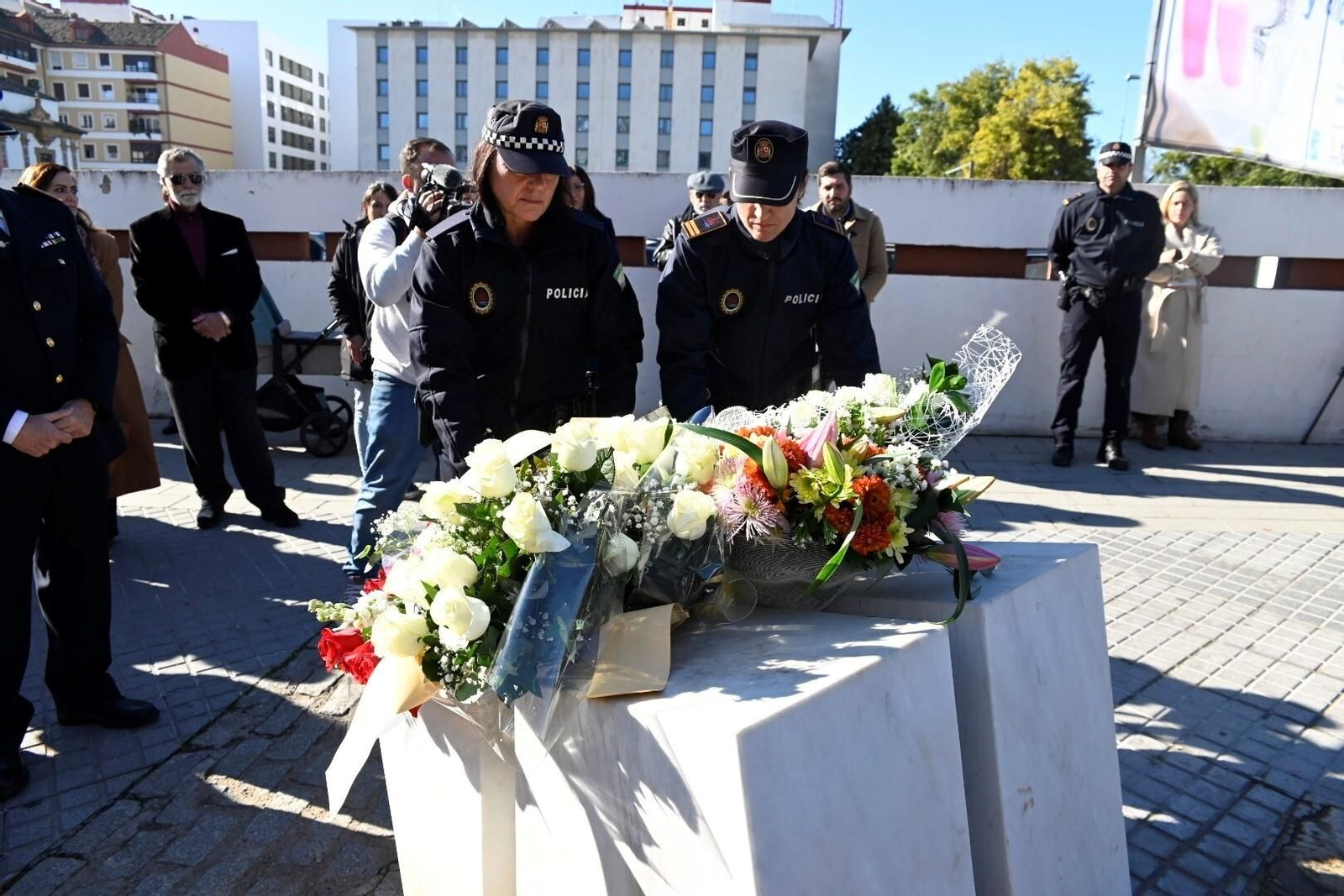 Las imágenes de la ofrenda floral a María de los Ángeles García y María Soledad Muñoz, policías locales asesinadas en acto de servicio en 1996.