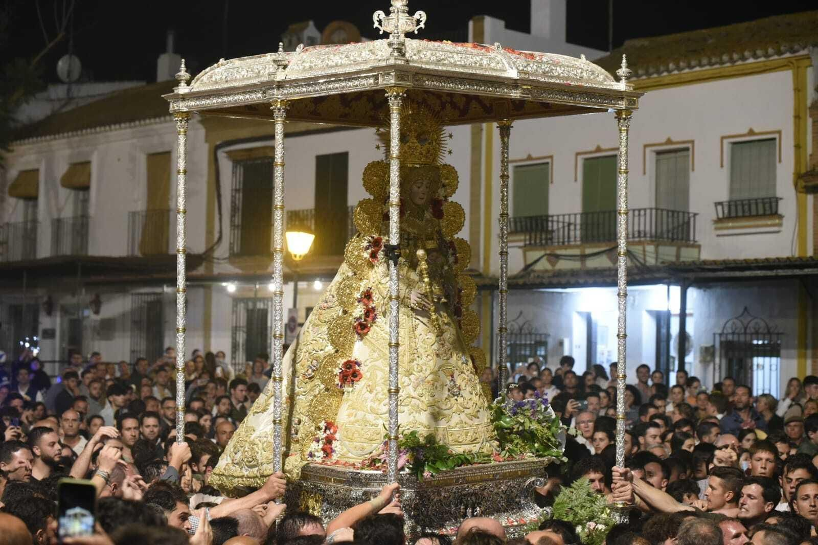 La recogida de la Virgen del Rocío, en imágenes