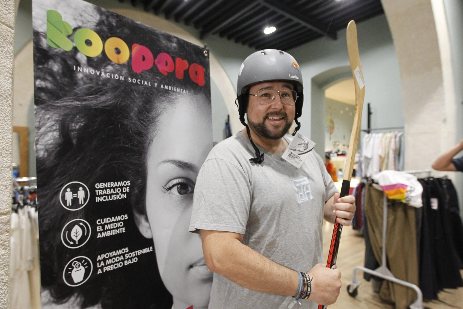 Fotogalería influencers en tienda Koopera Store Caritas Almería