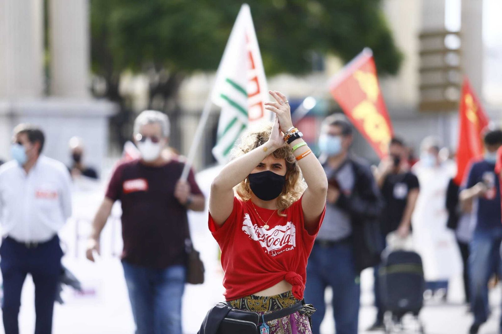 Una mujer con camiseta contra el ERE de Coca Cola en Málaga, en la manifestación en defensa de la industria.