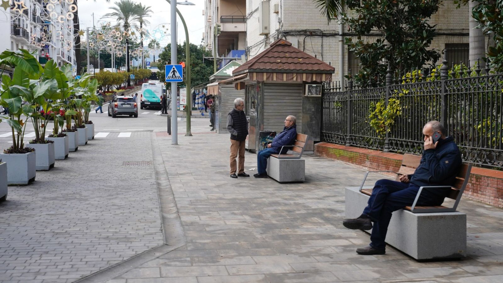 Una amplia zona de descanso junto al parque. 
