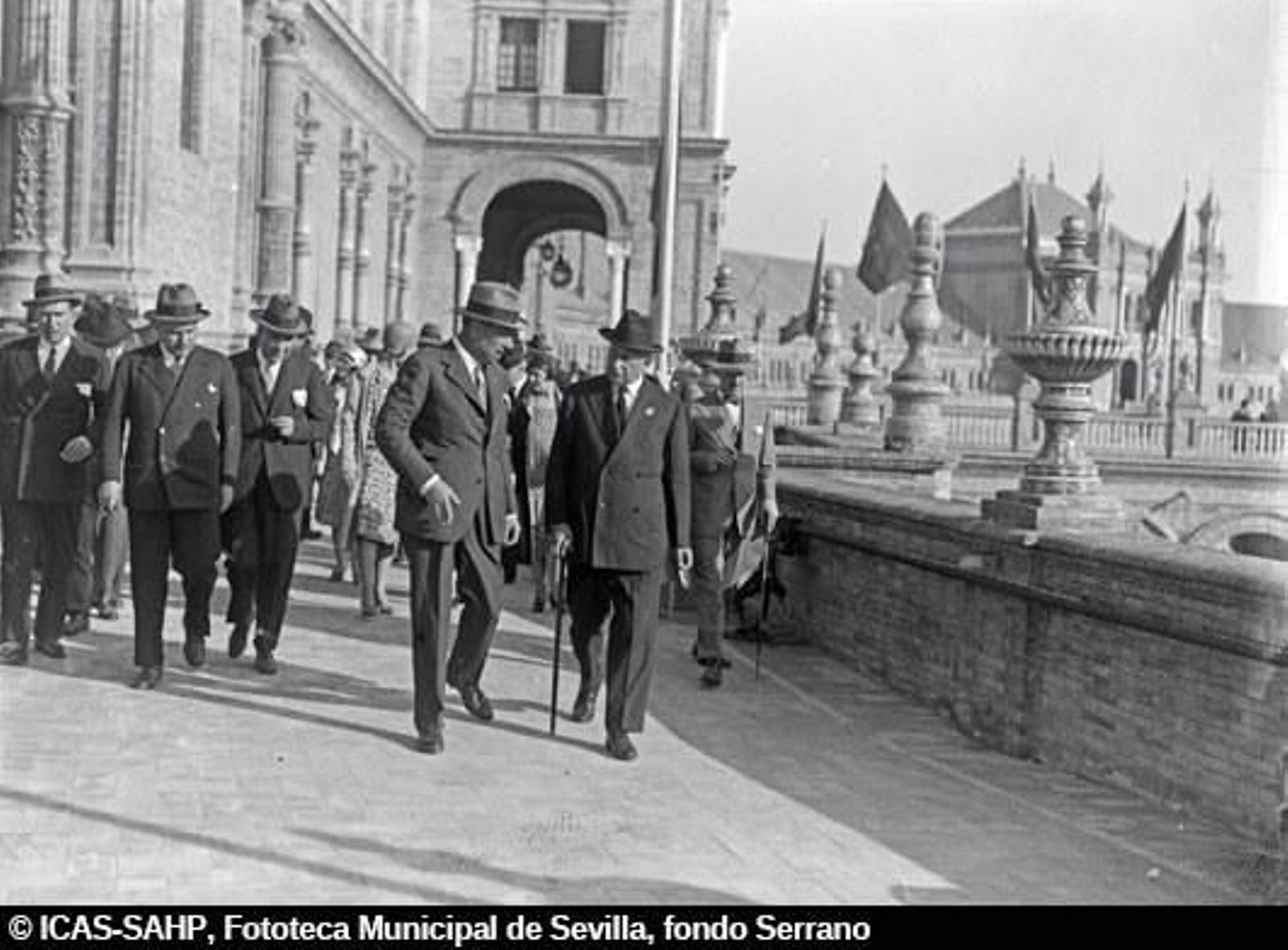 El presidente del Gobierno, general Primo de Rivera, visita la Plaza de España acompañado por el comisario regio José Cruz Conde y otras autoridadades.