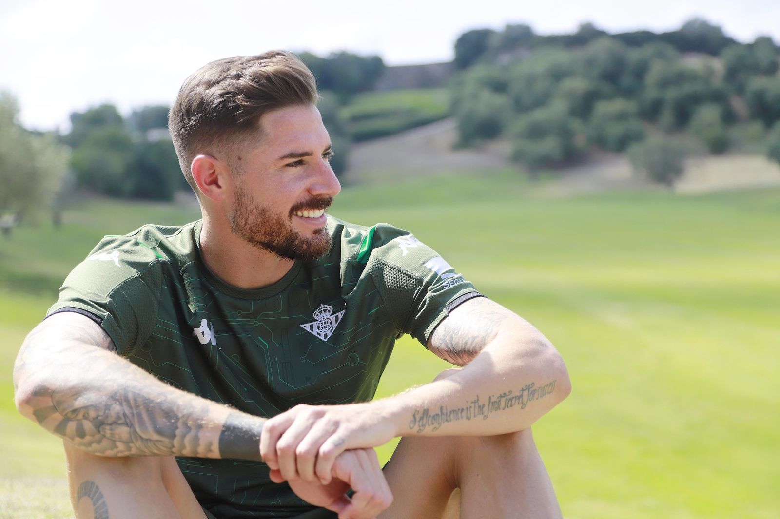 Javi García posa con uno de los campos de golf de fondo del Hotel Montecastillo.