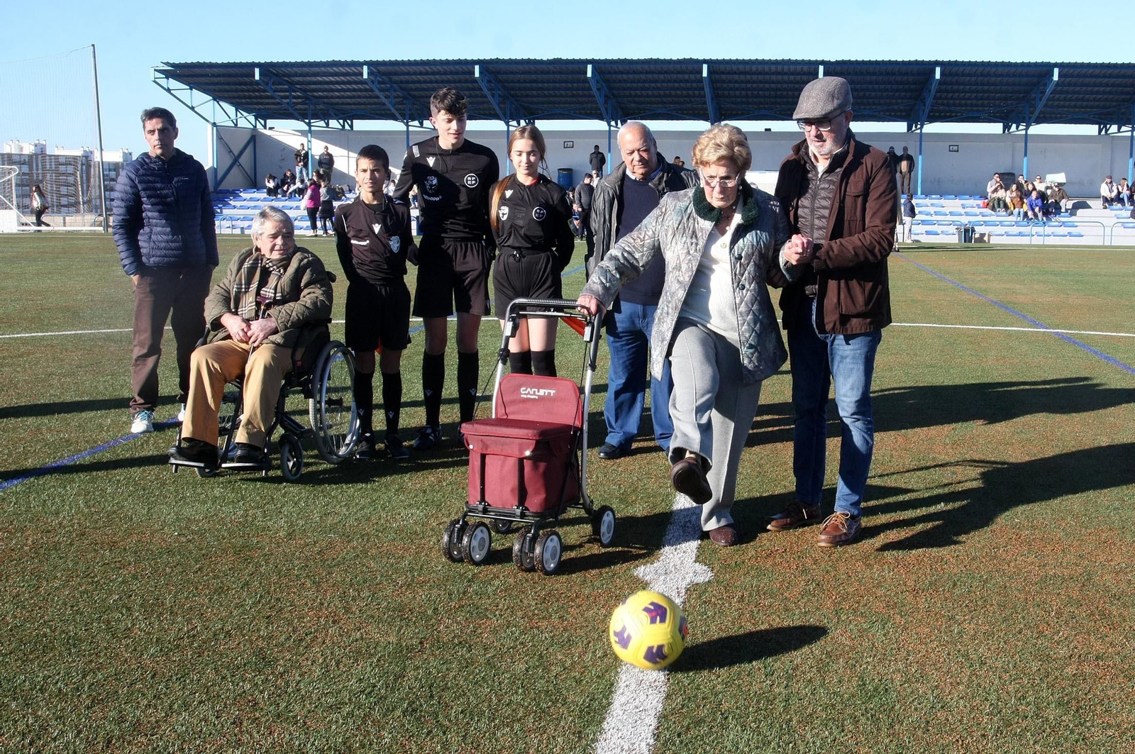 Imágenes del partido homenaje a los árbitros históricos de fútbol de Huelva