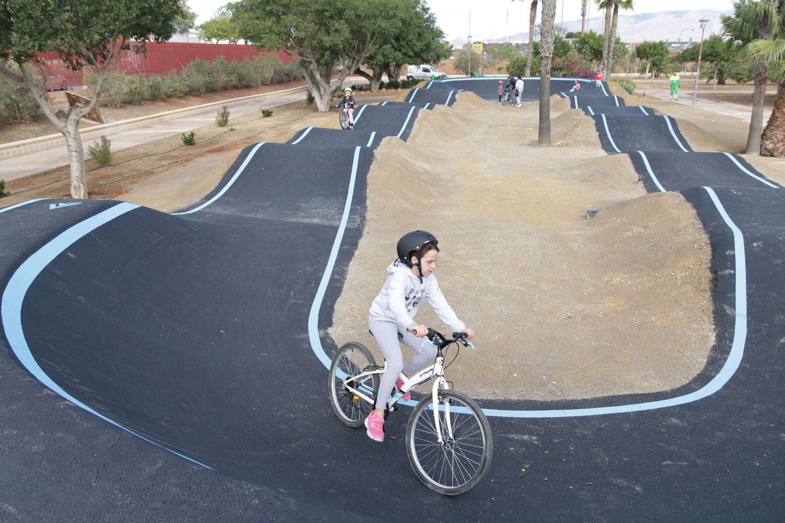 Una niña circula por la nueva  pista de pumtrack de Almería capital