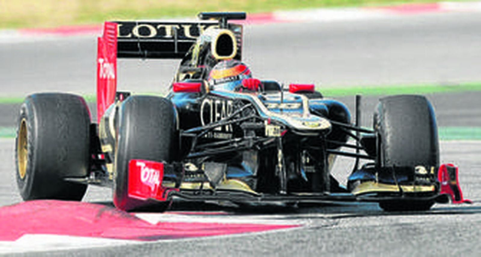 Romain Grosjean, subiéndose por el piano durante los entrenamientos de ayer en el Circuito de Cataluña.