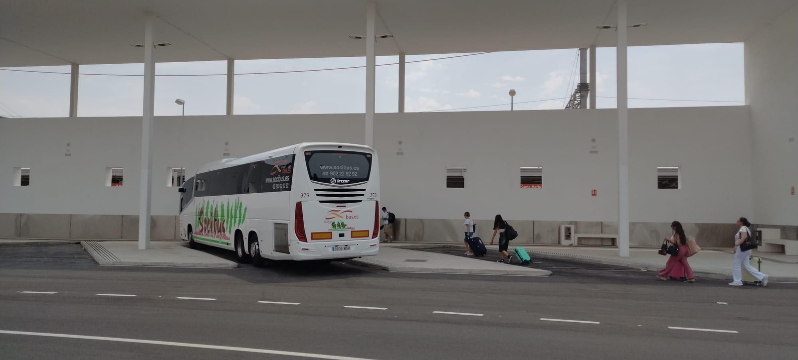Loa viajeros, dirigéndose hacia la parada del intercambiador, este lunes a mediodía.