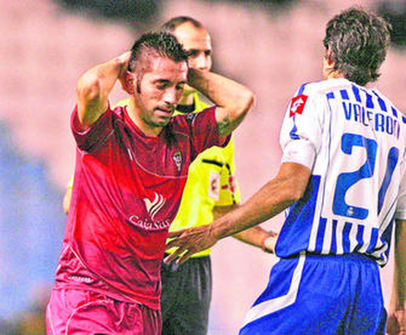Charles se lamenta ante Valerón en el partido de Copa del Rey de la temporada 2010-11 en Riazor (3-1).