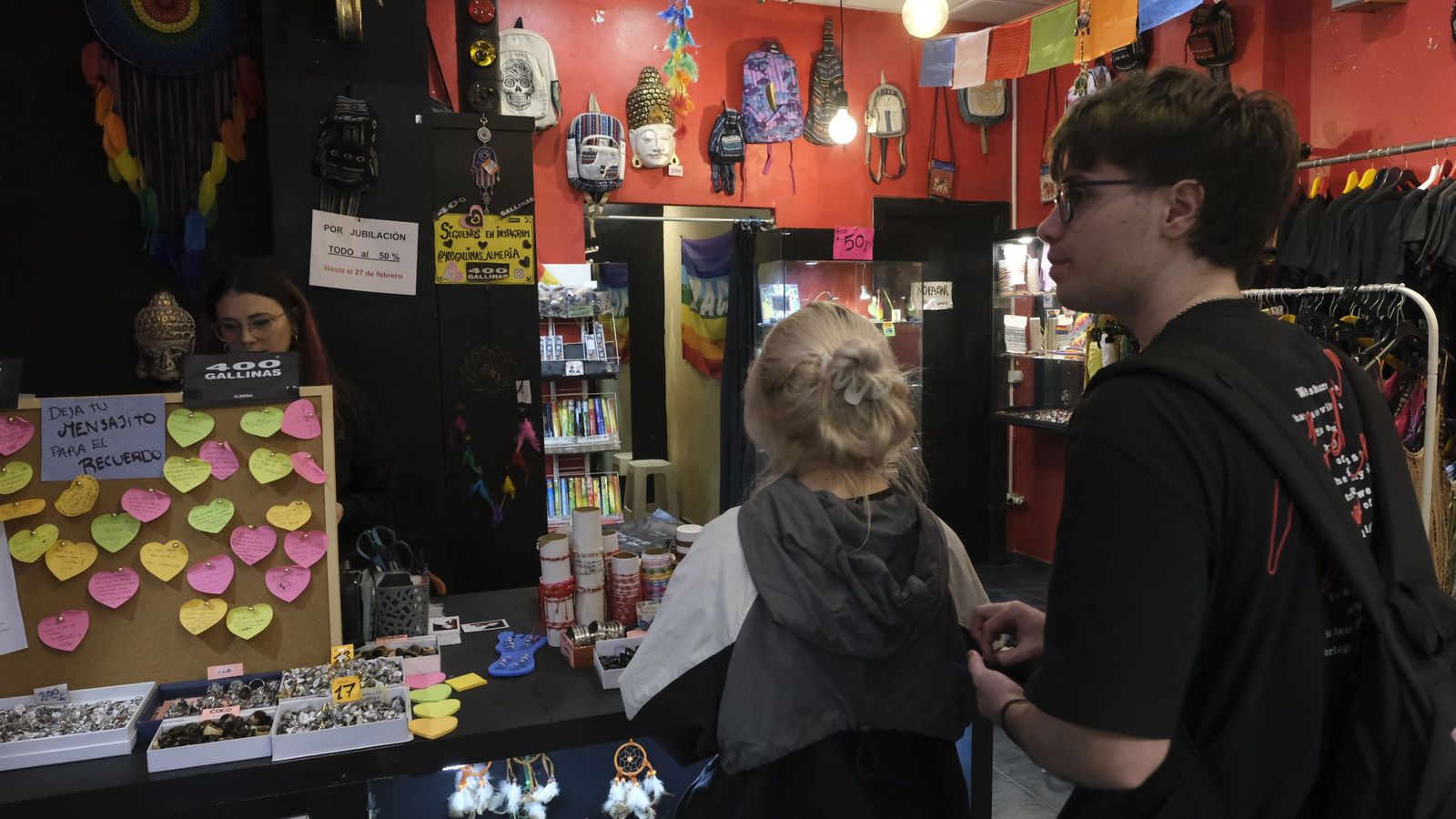 Los clientes aprovechan para realizar sus últimas compras en '400 gallinas'.