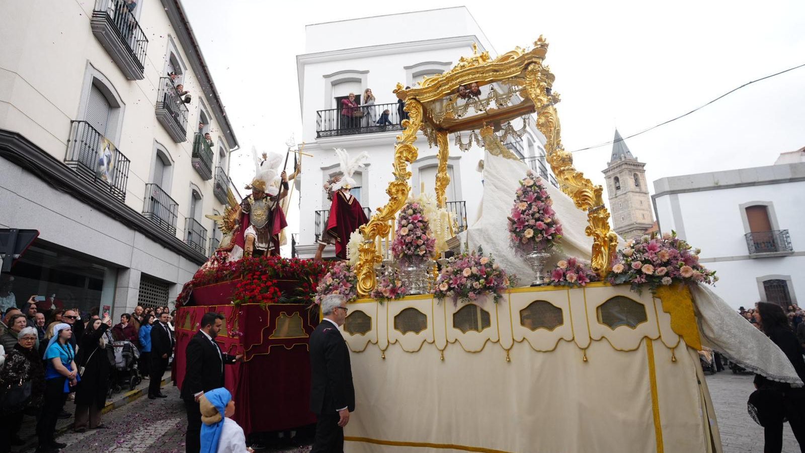 Encuentro entre el Señor Resucitado y María Santísima de Luna en la calle Jesús.