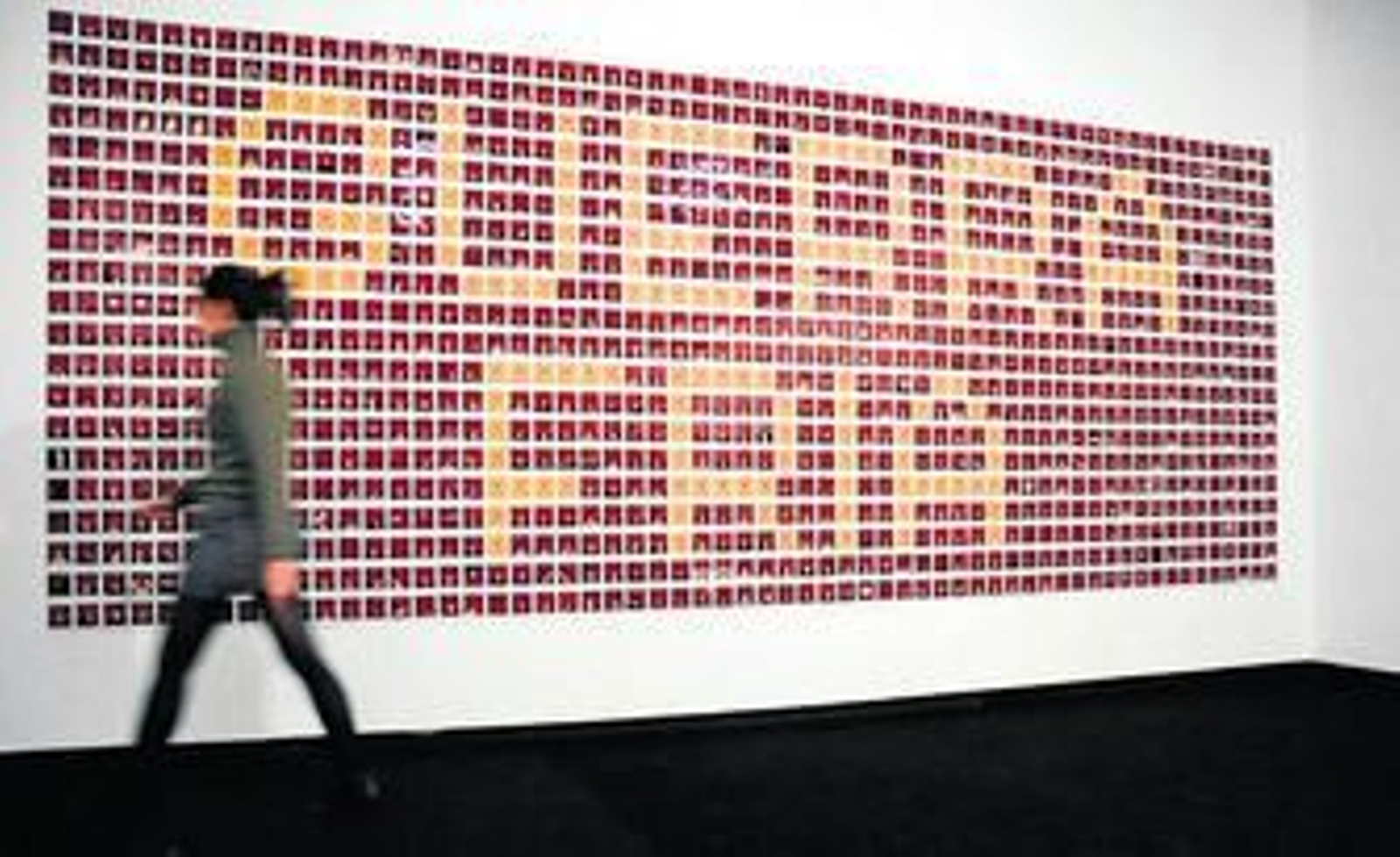 Esta instalación de Eugenio Ampudia da la bienvenida en el CAS a los visitantes de la muestra 'Aprendiendo a mirar. 25 años de la galería Rafael Ortiz'.