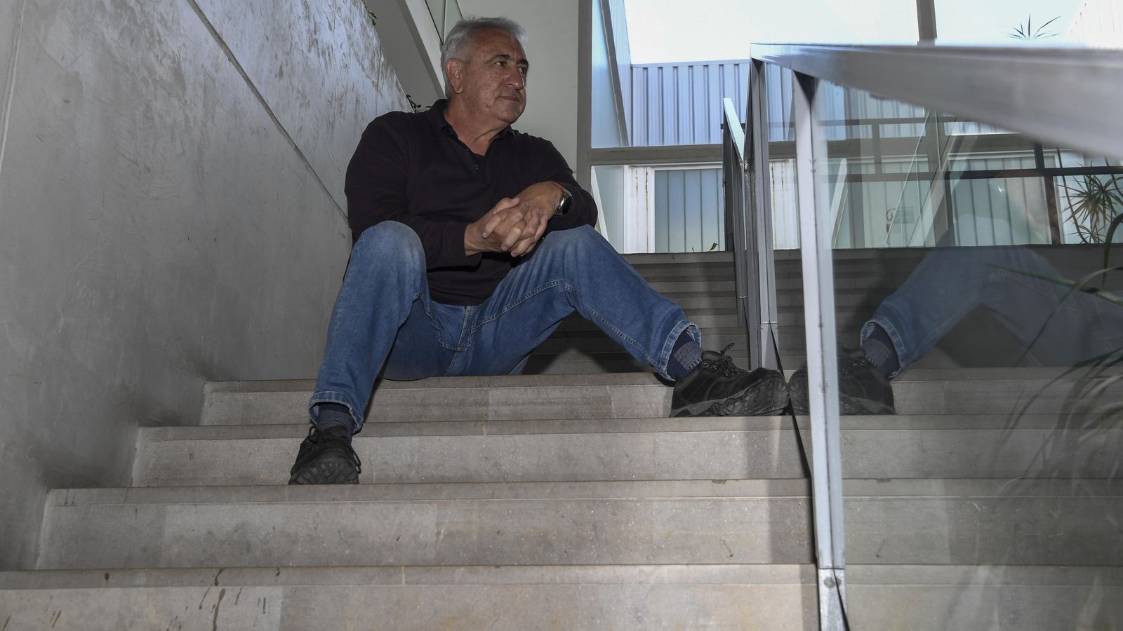Ricardo Flores, sentado en las escaleras del edificio sindical de CCOO