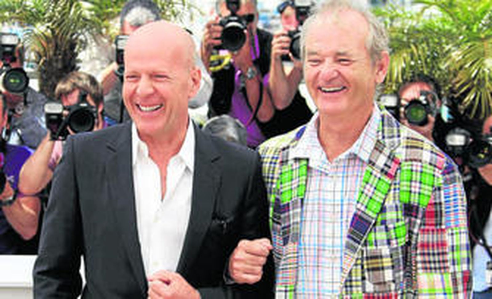 Los actores Bruce Willis y Bill Murray posaron ayer así de sonrientes en la presentación de 'Moonrise Kingdom' en Cannes.