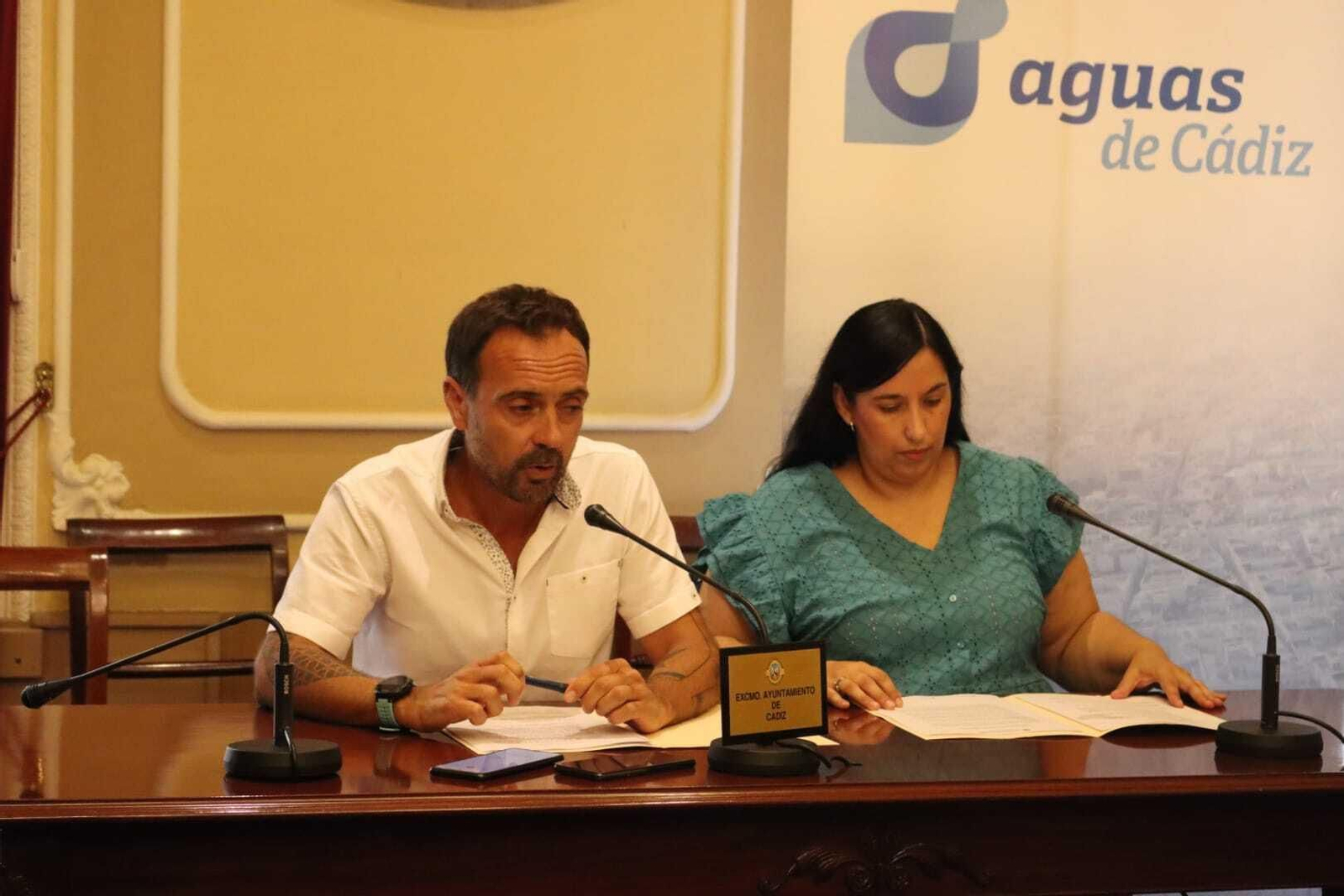 El concejal de Deportes, José Ramón Páez, y la presidenta de Aguas de Cádiz, Ana Fernández.