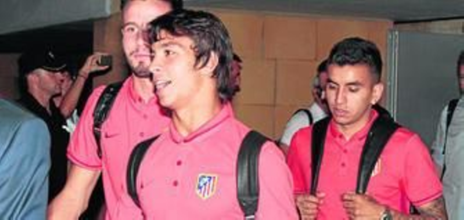 Óliver Torres, junto a Saúl Ñíguez y Correa, ayer a la llegada del Atlético a Sevilla.