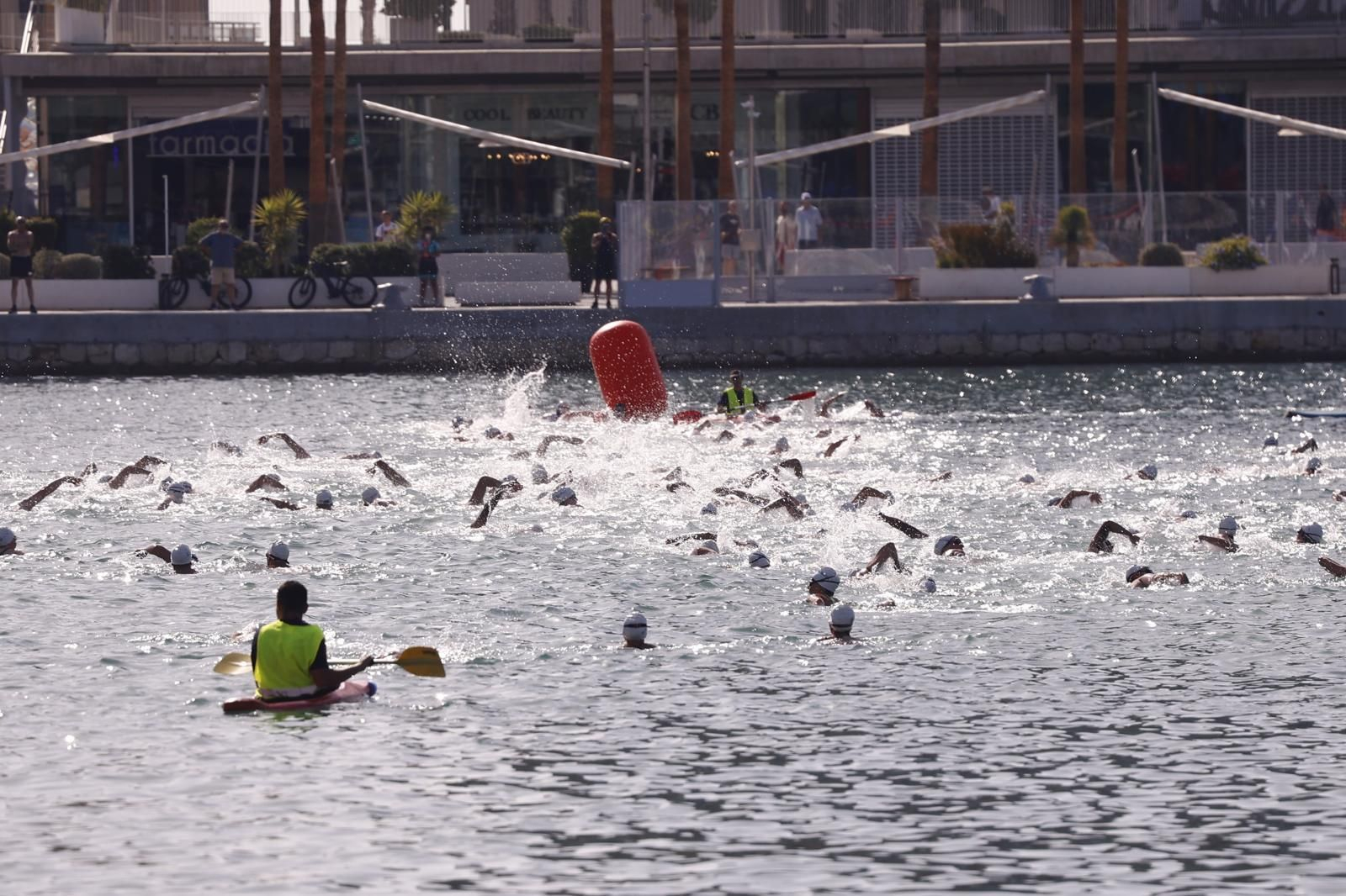 La travesía a nado del puerto de Málaga, en imágenes