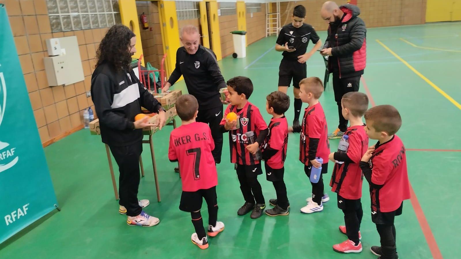 Los miembros de la organización repartiendo el desayuno saludable a uno de los equipos participantes.