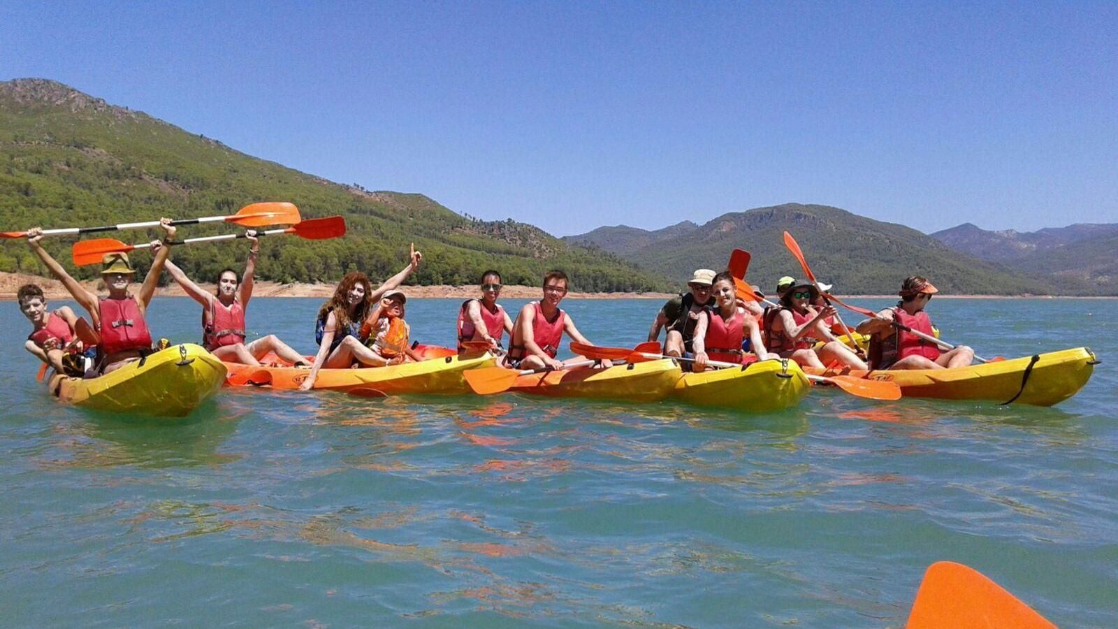 Disfruta de un paseo en kayak por el Pantano del Tranco, una de las actividades incluidas en el retiro de yoga.
