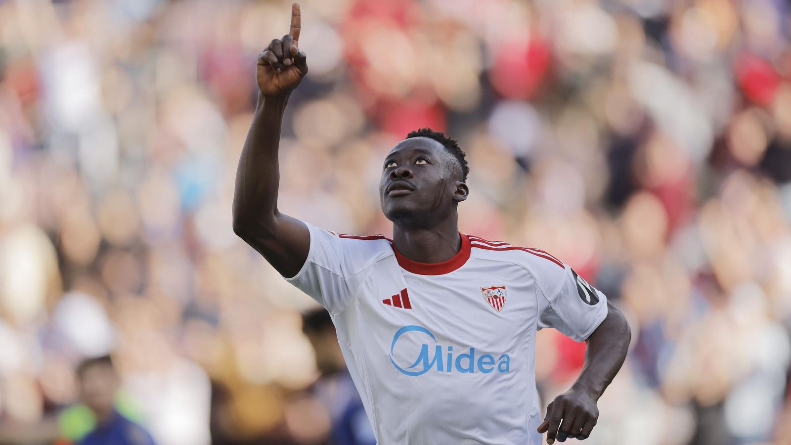 Akor Adams agradece al cielo su gol contra el Oviedo.