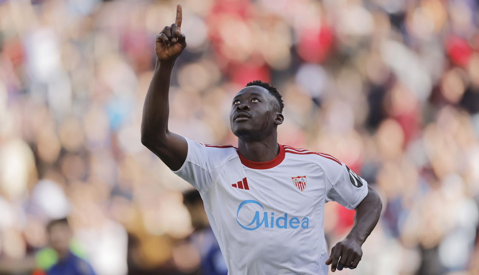 Akor Adams agradece al cielo su gol contra el Oviedo.