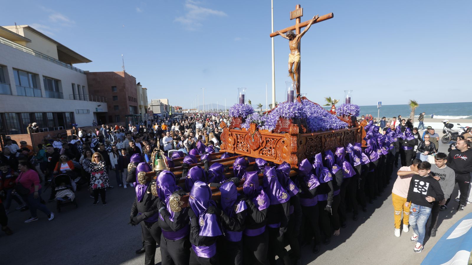 Las fotos del Viernes Santo en la Línea:  Cristo del Mar y Luz y Esperanza Nuestra, Soledad y Santo Entierro, Cristo del Amor y Misericordia y Amargura