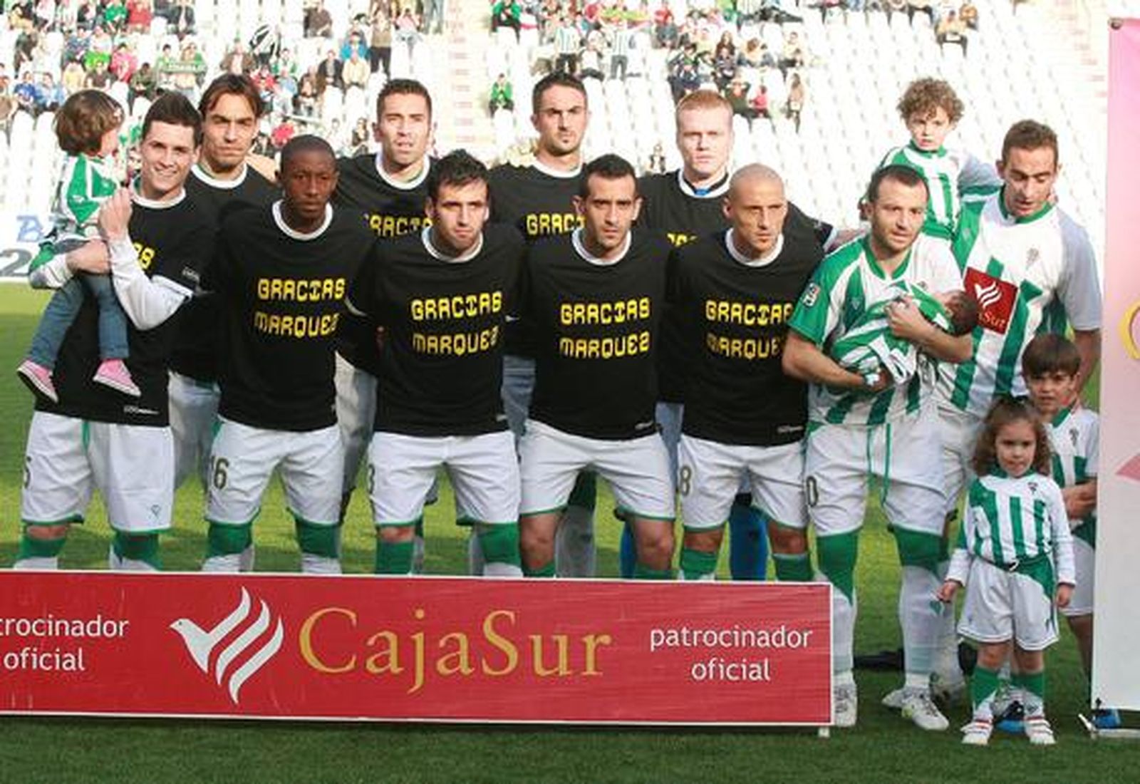 Los jugadores vistieron una camiseta conmemorativa.