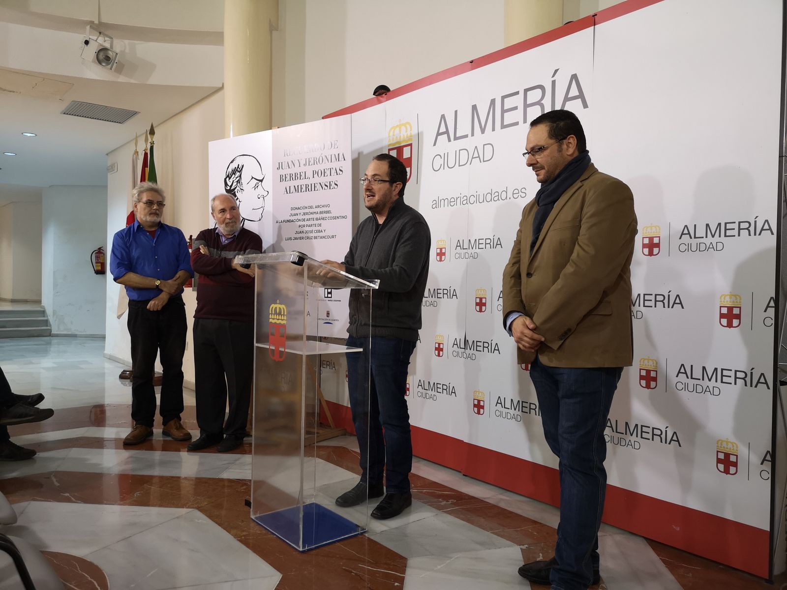 Andrés García Ibáñez explicando la donación junto a Juan Manuel Martín Robles, Luis Javier Cruz y Juan José Ceba