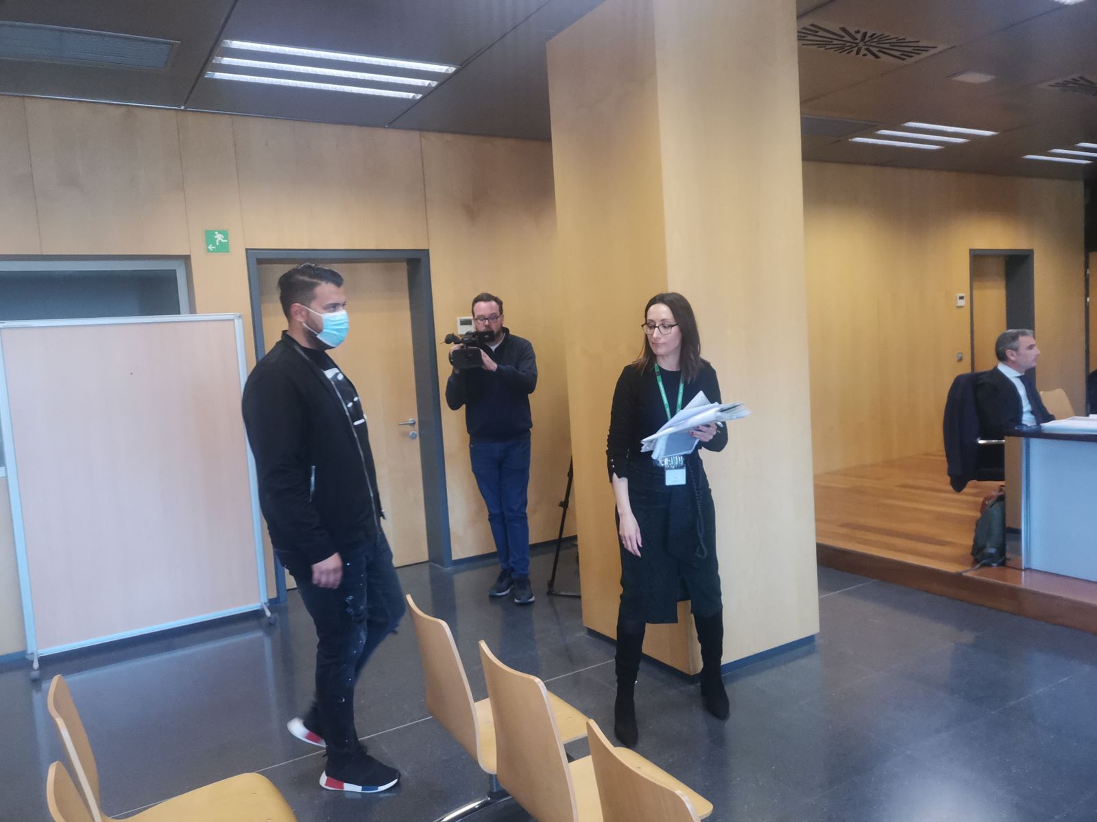 El acusado llega a la sala de vistas.