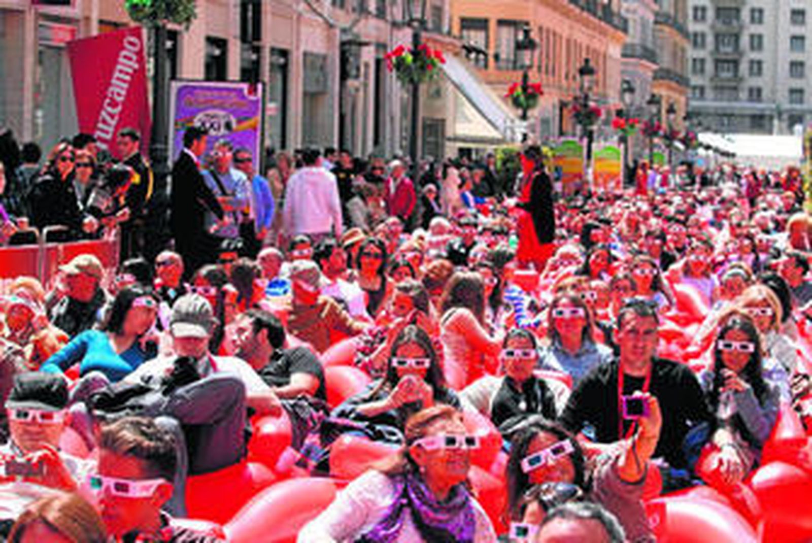 Instalación de la improvisada sala de cine, que resultó ser de teatro, ayer, en la calle Larios.