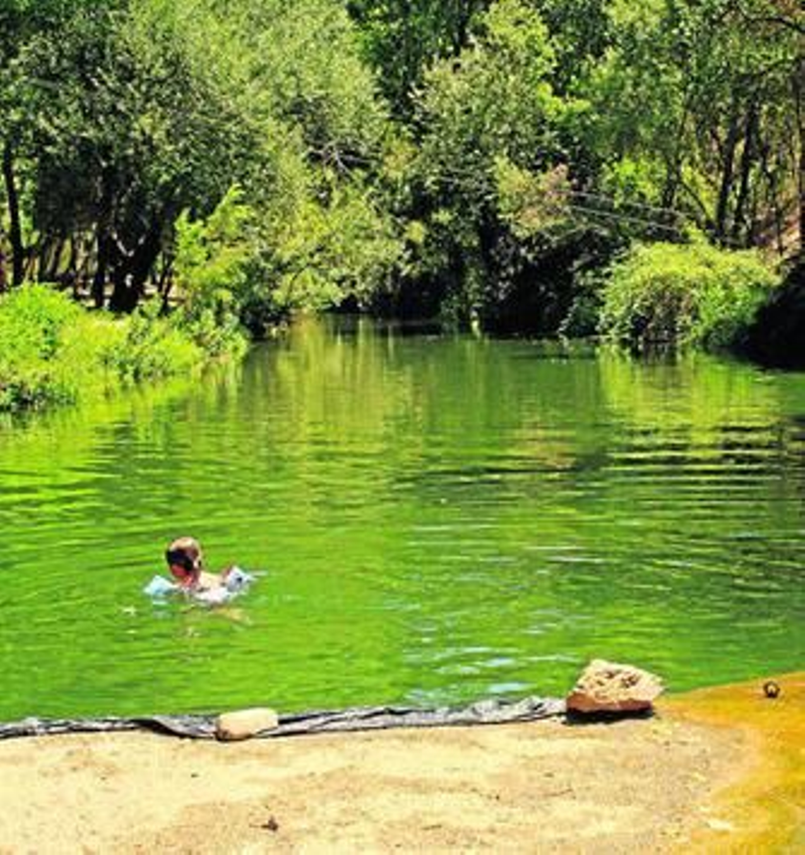 Bañista en el reío Genal, en una foto de archivo.