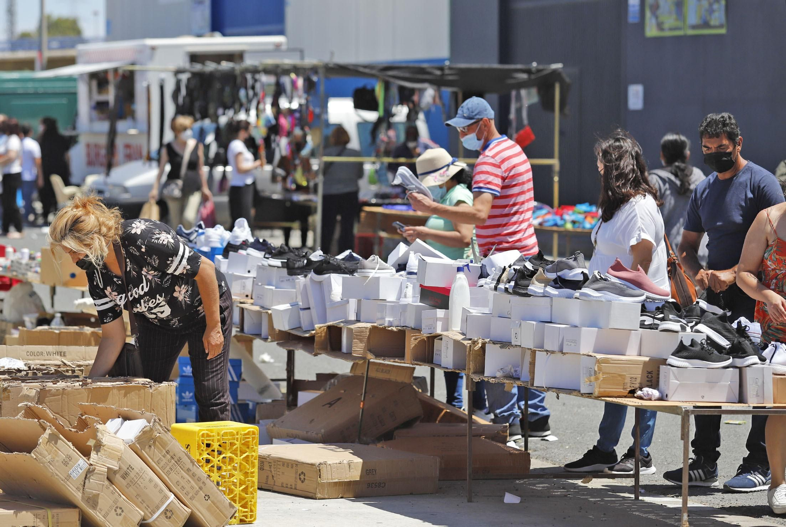 Imágenes del Mercadillo de Huelva en su nueva ubicación