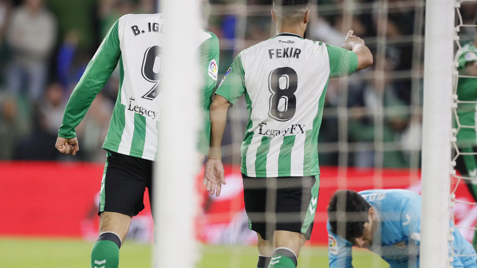 Fekir y Borja Iglesias celebran un gol.
