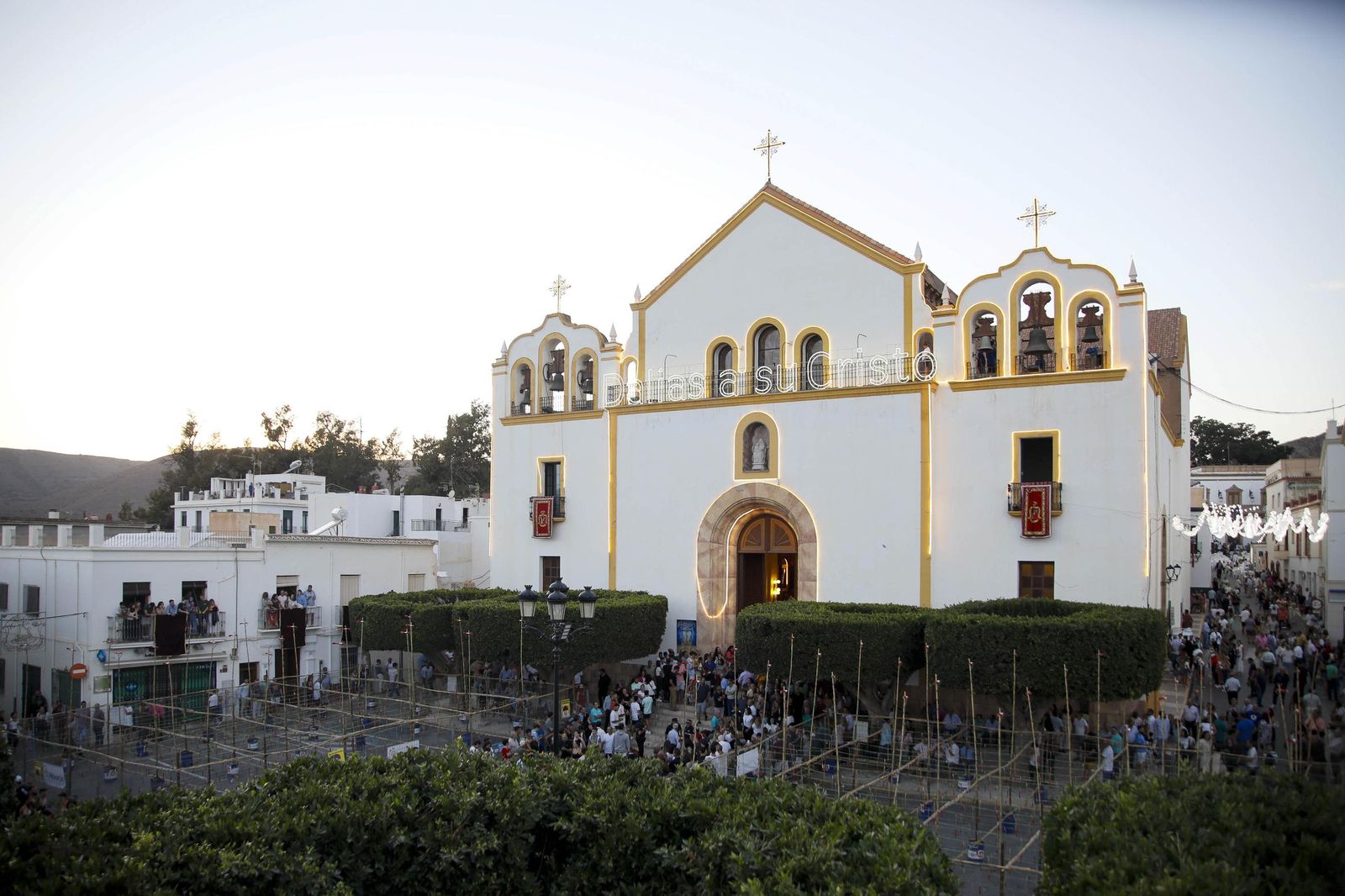Las imágenes de la misa vespertina y procesión del Cristo de la Luz de Dalías