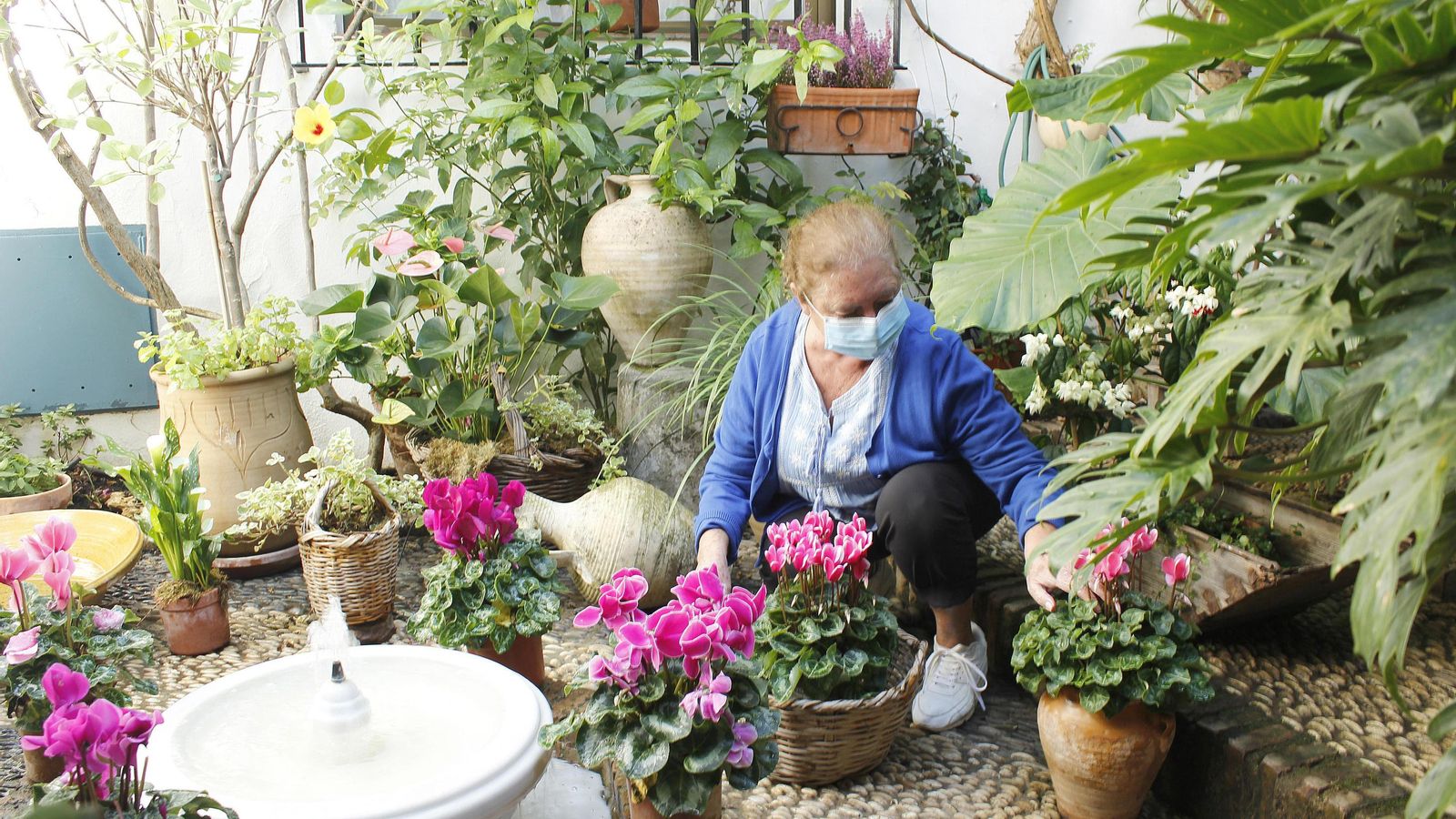 Francis Serrano junto a la fuente de su patio, en la calle Tafures, 2
