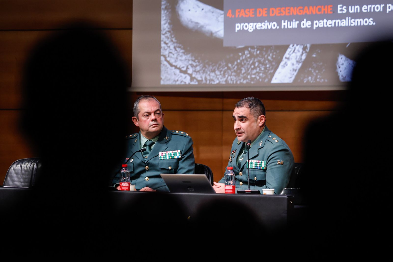 El coronel Arteaga (izq) y el teniente Marcos durante la ponencia.